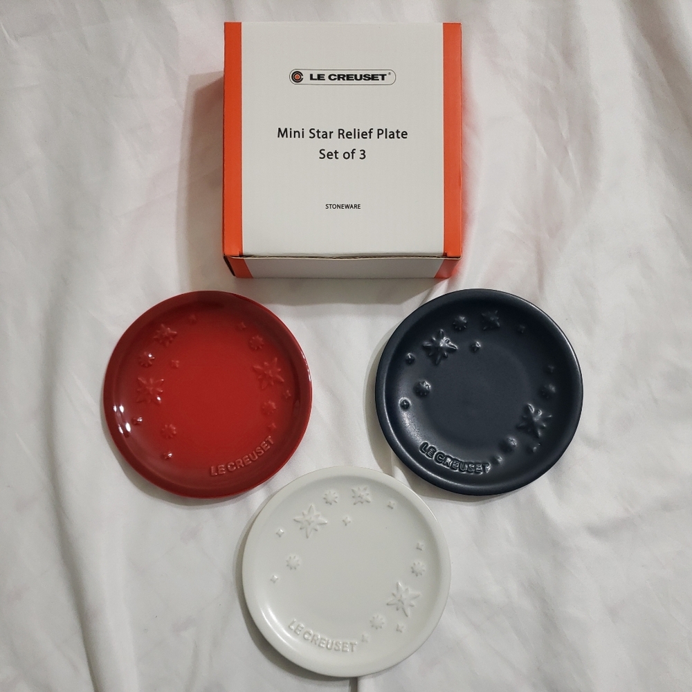 NIB Le Creuset Mini STAR Relief Plate 12cm Round Set of 3 French Tricolor